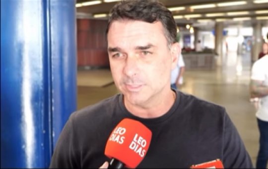 De última hora, Flávio Bolsonaro retorna ao Brasil e reforça pedido de impeachment para Moraes