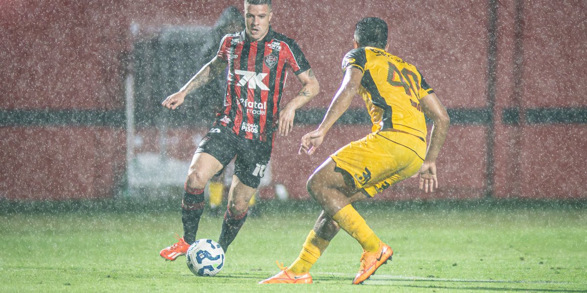 Renato Kayzer disputa a bola