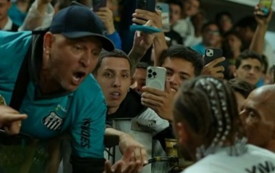 Após dura derrota para o Internacional, Neymar e torcedor batem boca na arquibancada