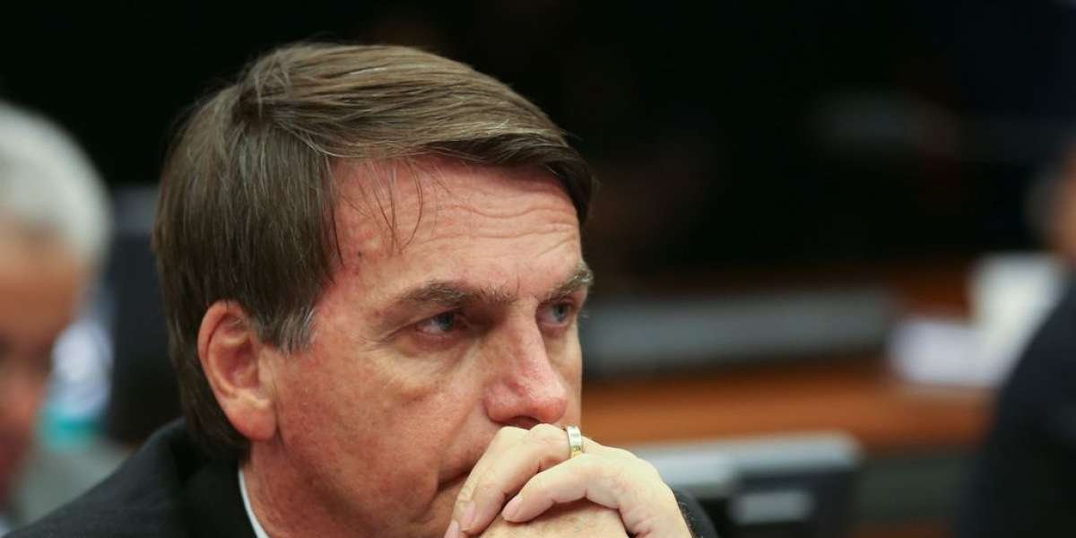 Bolsonaro com cara fechada