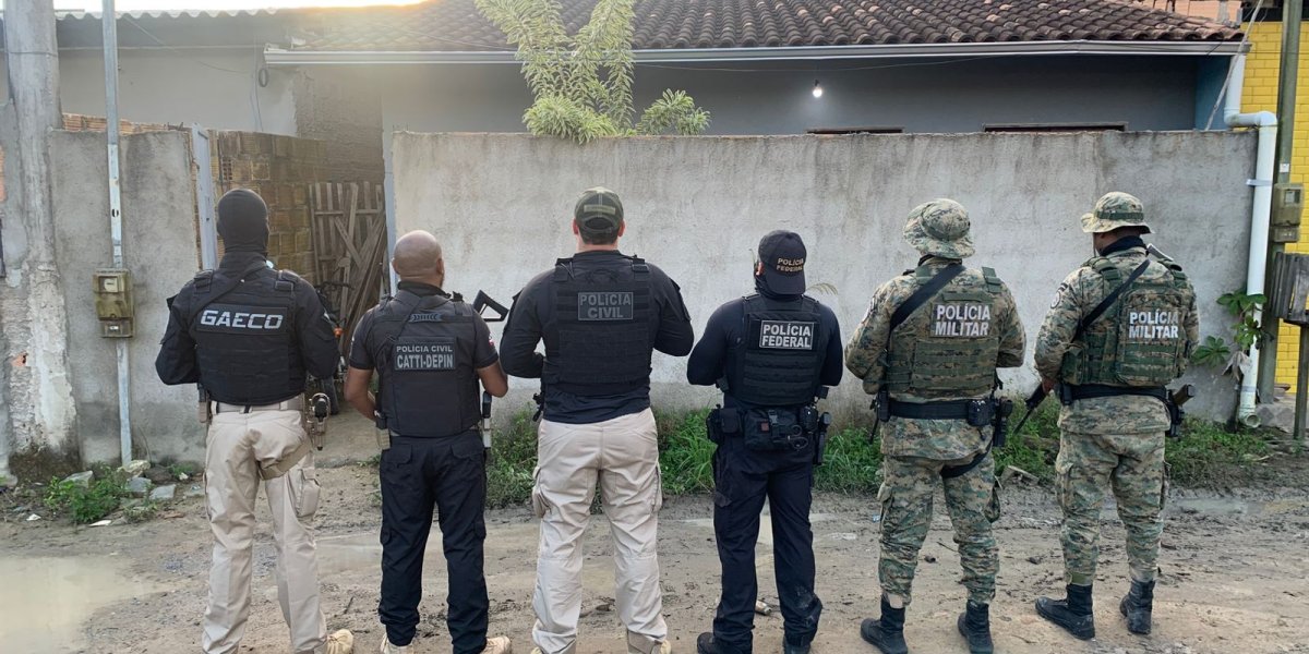Agentes durante operação
