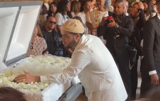 Emocionado, Francisco Gil se despede da mãe pela última vez