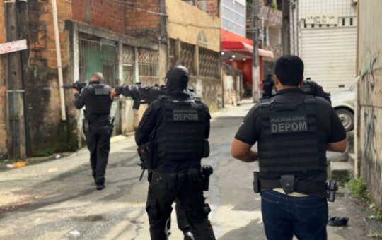 Polícia remove barricadas instaladas por facções em bairros de Salvador