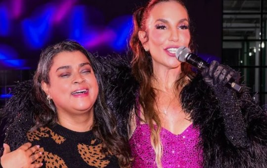 Emocionada, Ivete Sangalo chora durante despedida de Preta Gil