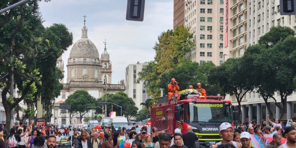 Pessoas acompanham o caixão de Preta Gil, posicionado em um caminhão do Corpo de Bombeiros