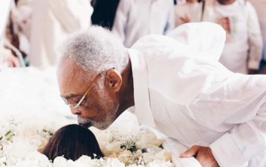 Gilberto Gil se despede da filha com beijo na testa