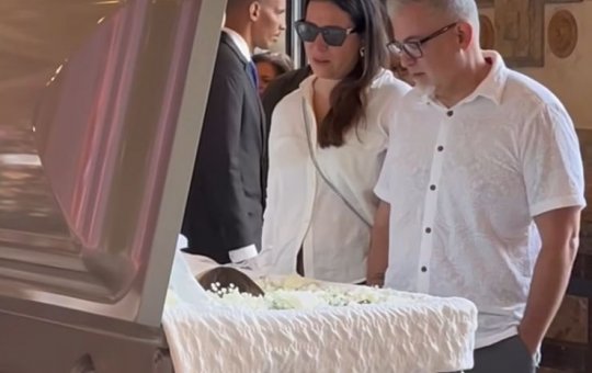 Ex-marido de Preta Gil presta homenagem e se despede da cantora em velório no Rio