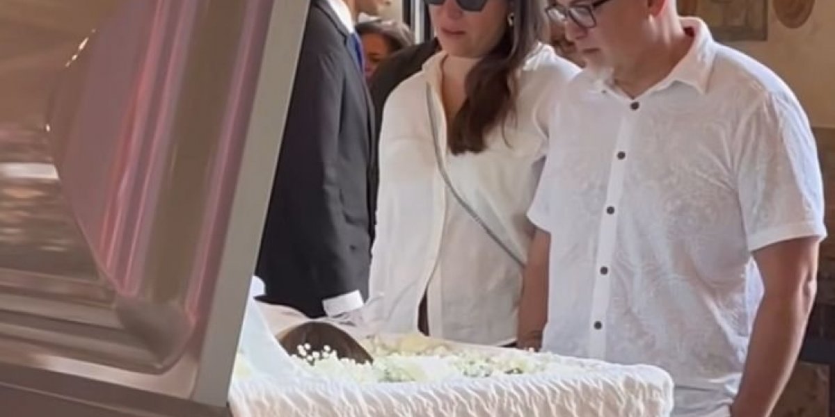 Ex-marido de Preta Gil presta homenagem e se despede da cantora em velório no Rio