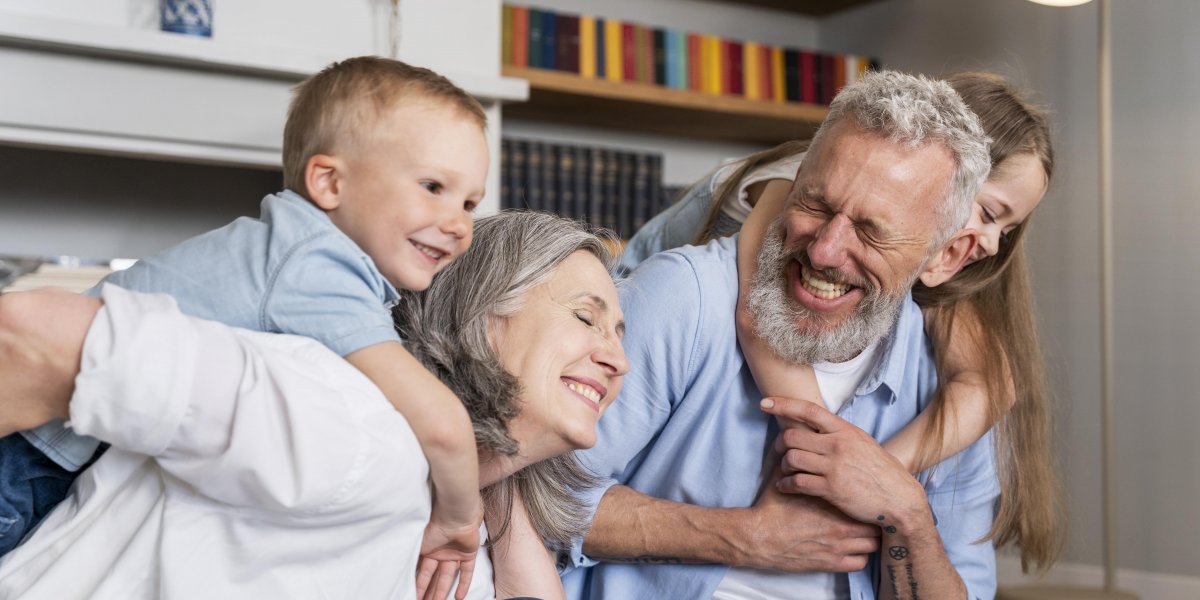 Foto ilustrativa de netos e avós juntos em momento de alegria