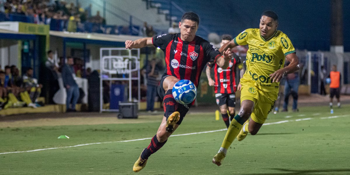 Osvaldo disputa bola