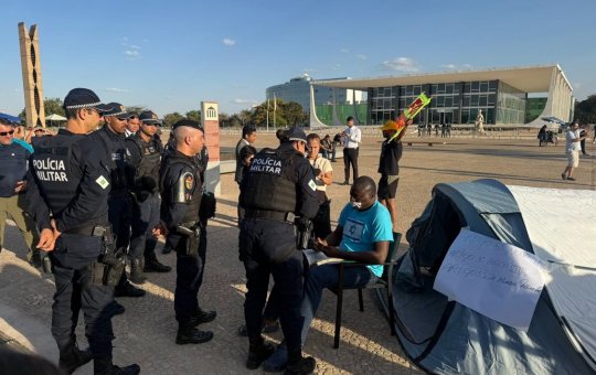 Moraes manda desmontar acampamento bolsonarista e autoriza prisão de quem desobedecer