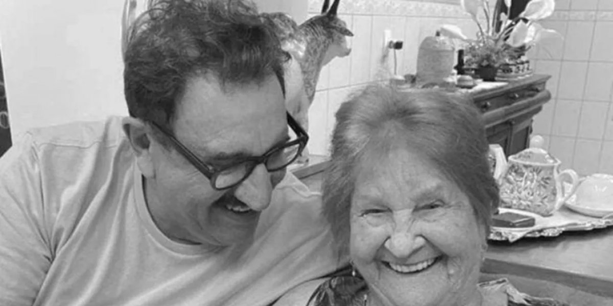 Apresentador Ratinho ao lado da sua mãe, Dona Maria Massa