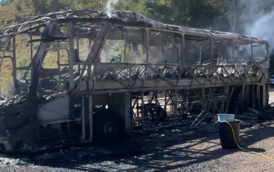 Ônibus da banda Djavu pega fogo e prejuízo é estimado em R$ 1,5 milhão