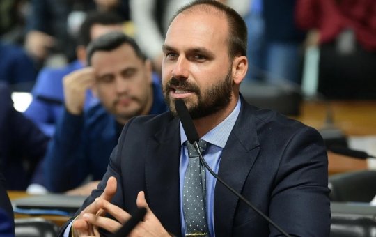 Eduardo Bolsonaro desembarca nos EUA e diz que não volta ao Brasil: "Botar Moraes na cadeia"