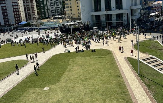 Com baixa adesão, ato pró-Bolsonaro em Salvador reúne poucas dezenas no Farol da Barra