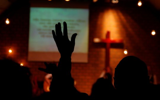 Pastor é preso por hipnotizar fiéis e praticar abusos sexuais durante cultos