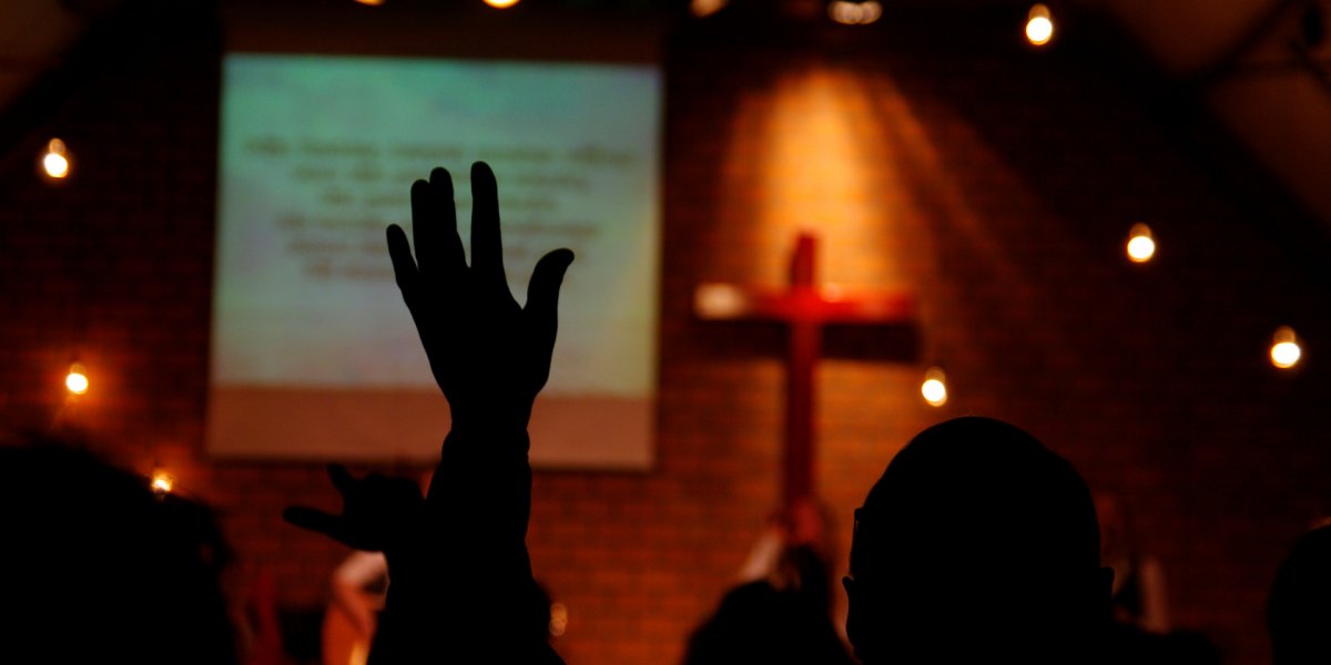 Pastor é preso por hipnotizar fiéis e praticar abusos sexuais durante cultos