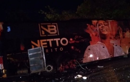 Acidente envolvendo ônibus de banda de cantor de arrocha deixa mortos na Bahia
