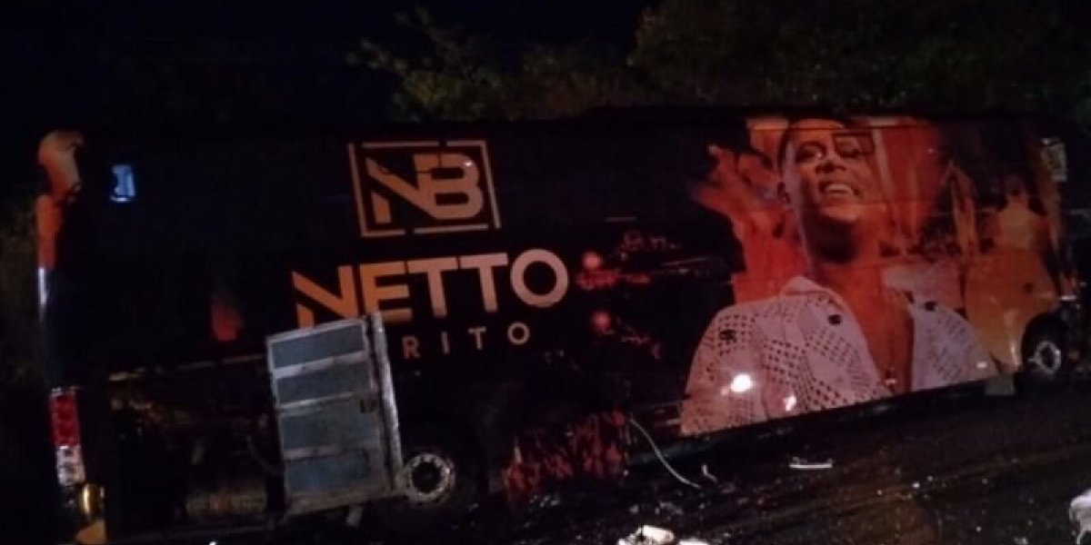Ônibus do cantor Neto Brito após o acidente