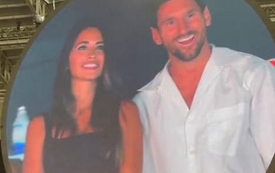 Momento especial: Messi e esposa aparecem em câmera do beijo em show do Coldplay