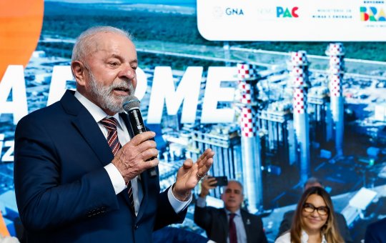 Lula sobe o tom e diz que Eduardo Bolsonaro "está traindo o povo brasileiro"