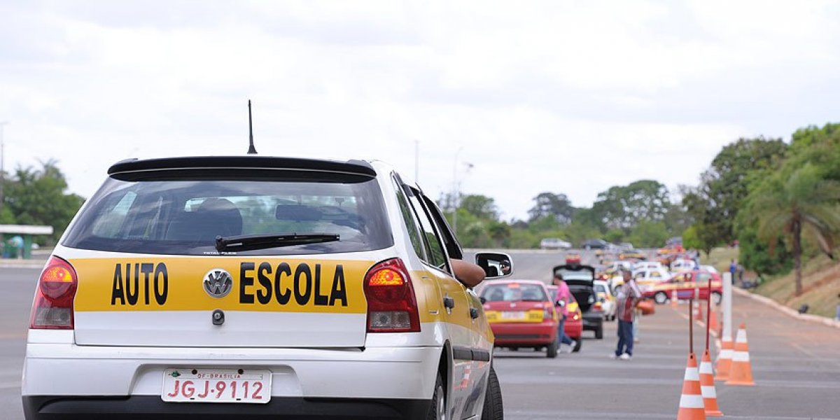 Imagem ilustrativa de carros de Auto Escola
