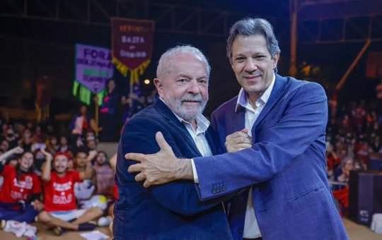 Haddad rebate críticas e defende Lula: "Não vai 'abanar o rabo' nem dizer 'I love you' como Bolsonaro"