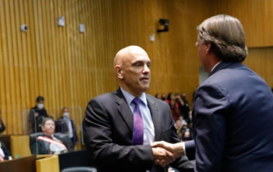 Celular de Bolsonaro tinha número de Moraes e mensagens enviadas a Fux, aponta PF