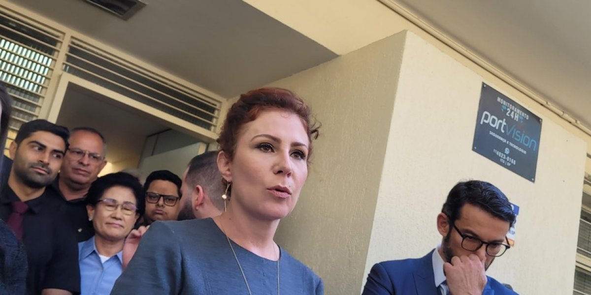 Carla Zambelli diz que não foi capturada, mas que se entregou voluntariamente