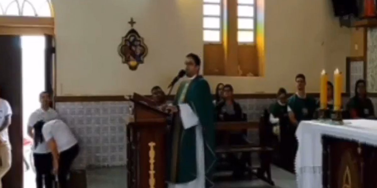 Padre Danilo César durante a missa 