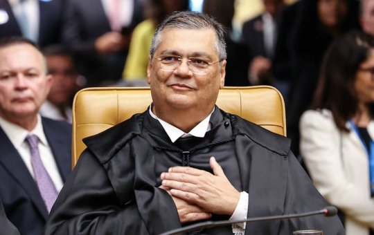 Ministro Flávio Dino ironiza decisão dos Estados Unidos de revogar de vistos dos ministros do STF