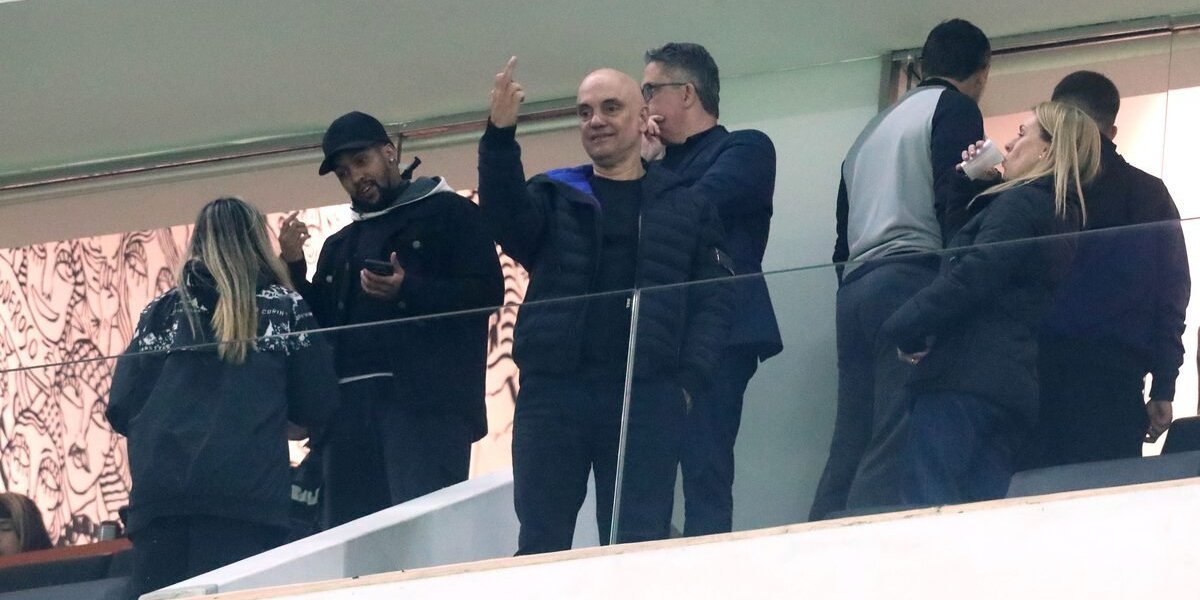 Moraes é flagrado fazendo gesto obsceno durante jogo entre Corinthians e Palmeiras