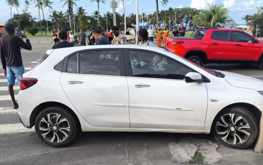 Carro é alvejado na orla de Piatã na manhã de quinta-feira (31)