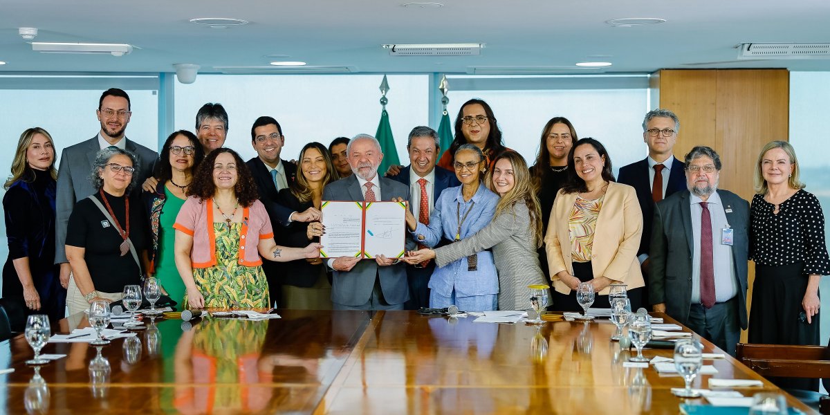 Presidente Lula com a lei sancionada