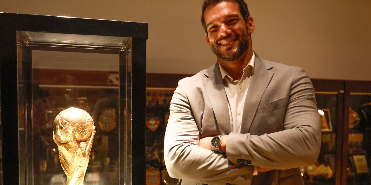 Presidente Samir Xaud, ao lado da taça da Copa do Mundo