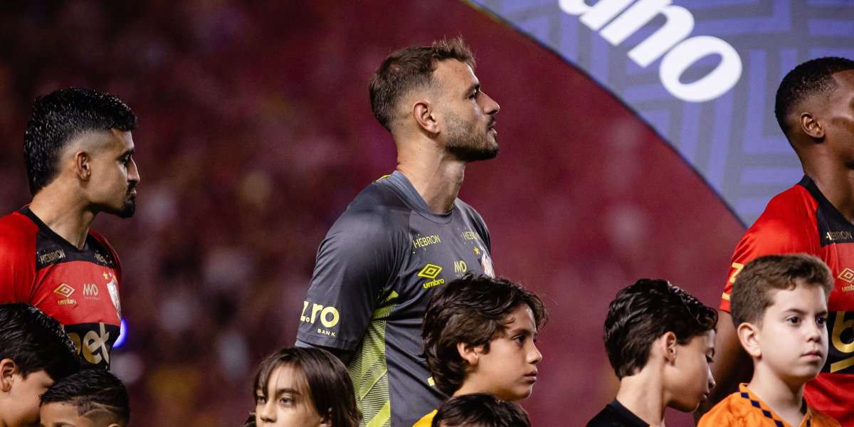 Jogadores do Sport perfilados para execução do hino nacional antes da partida contra o Santos
