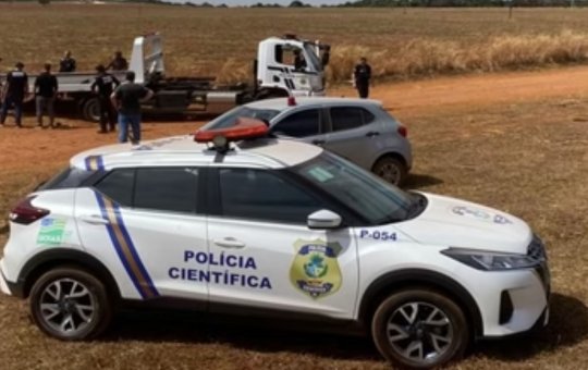 Após viatura bater com caminhão e capotar, delegado e estagiária morrem