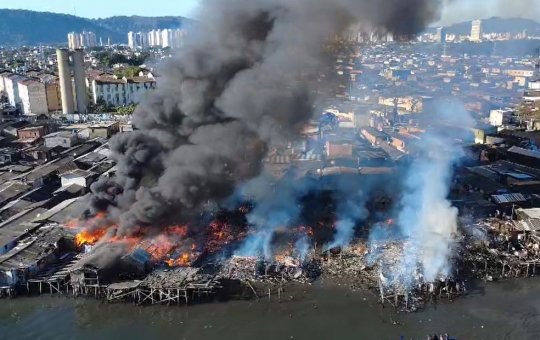 Incêndio de grandes proporções atinge comunidade em palafitas na cidade de Santos (SP)