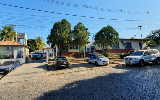 Mãe é presa por suspeita de agredir filho dentro de escola em Brumado