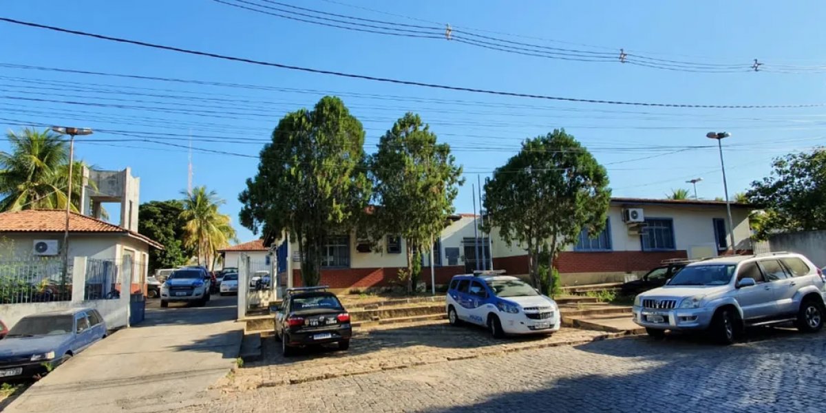 Mãe é presa por suspeita de agredir filho dentro de escola em Brumado