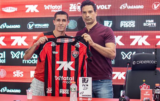 Atacante revelado pelo Barcelona é apresentado no Vitória e elogia torcida rubro-negra