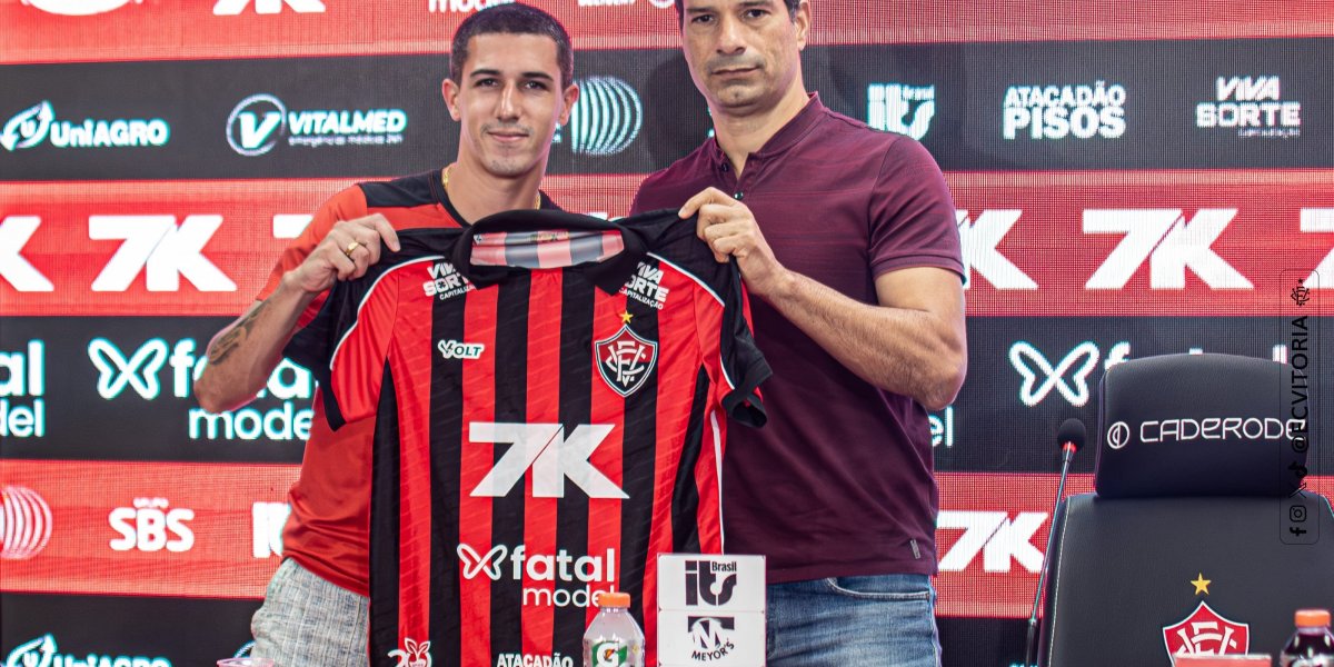 Atacante espanhol Aitor Cantalapiedra ao lado de Gustavo Vieira, diretor de futebol do Vitória