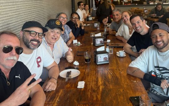 Após treino do Santos, Neymar leva funcionários do clube para almoçar em churrascaria do litoral paulista