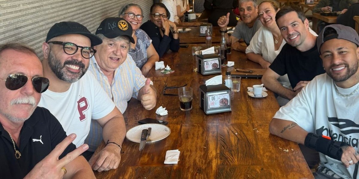 Neymar (primeiro à direita) com funcionários do Santos no restaurante Bom Beef