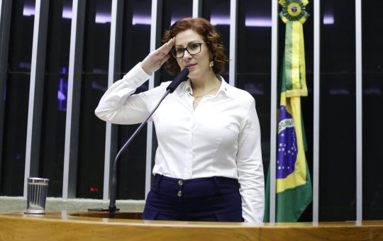 Processo de cassação de Carla Zambelli só será discutido em setembro na Câmara dos Deputados