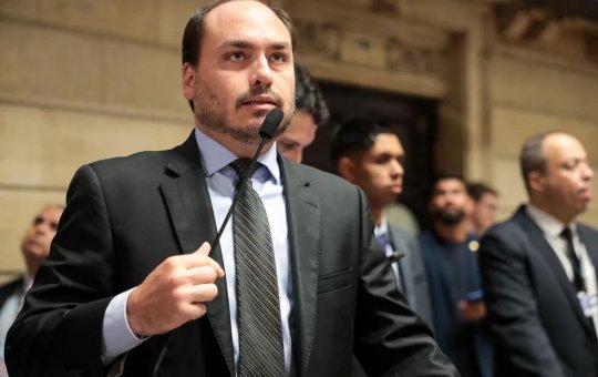 Carlos Bolsonaro planeja disputar o Senado fora do Rio, mas enfrenta resistência de aliados