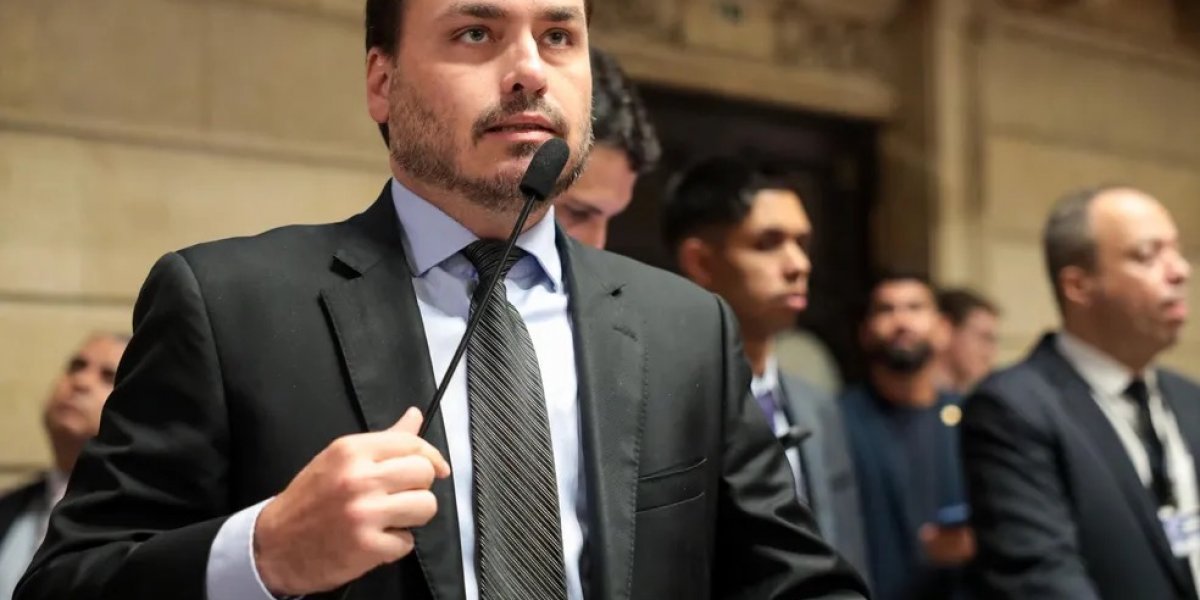 Carlos Bolsonaro planeja disputar o Senado fora do Rio, mas enfrenta resistência de aliados