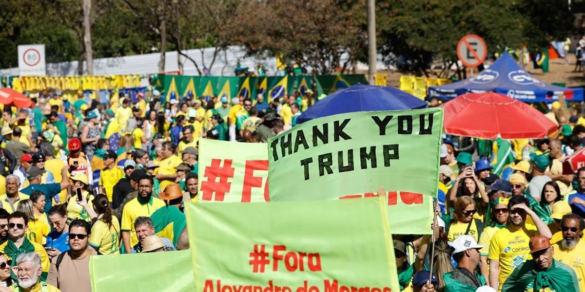 Cartazes usados por bolsonaristas com dizeres “Fora Alexandre de Moraes” e “Thank you Trump”