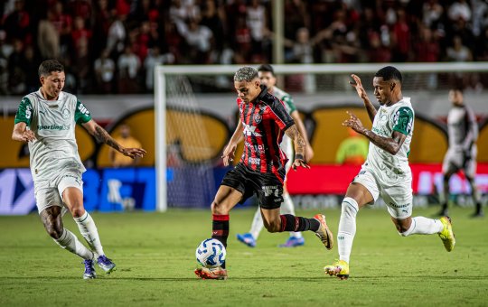 Vitória abre vantagem, mas sofre empate do Palmeiras nos minutos finais
