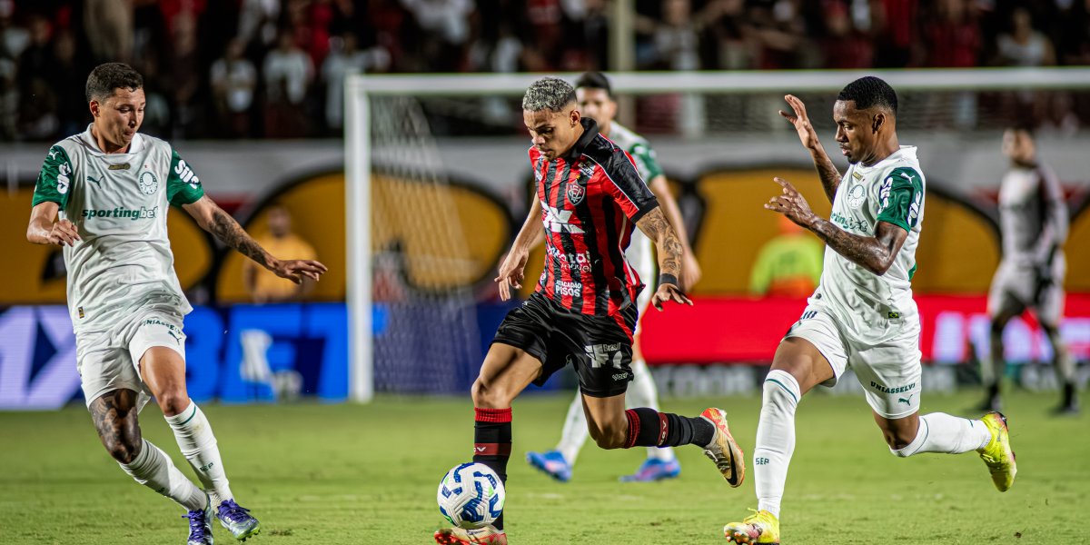 Maykon Jesus, lateral esquerdo do Vitória, conduz a bola entre os jogadores do Palmeiras